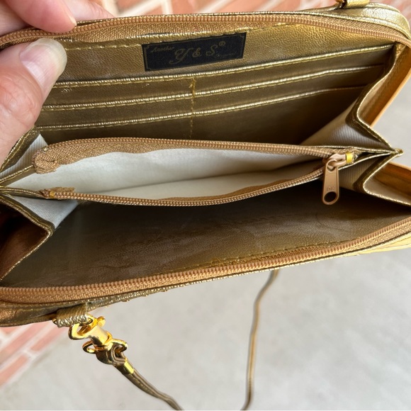 Vintage chain link purse. gold metal. Very cute for formal, party or concerts - Picture 4 of 7